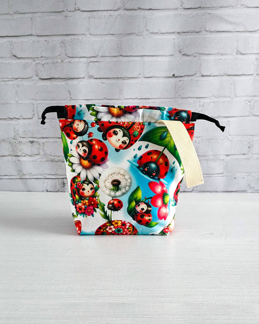 Stricktasche mit Marienkäfer- und Blumenmotiv für kleine Projekte - handgenäht in bayern von Nadelmikado