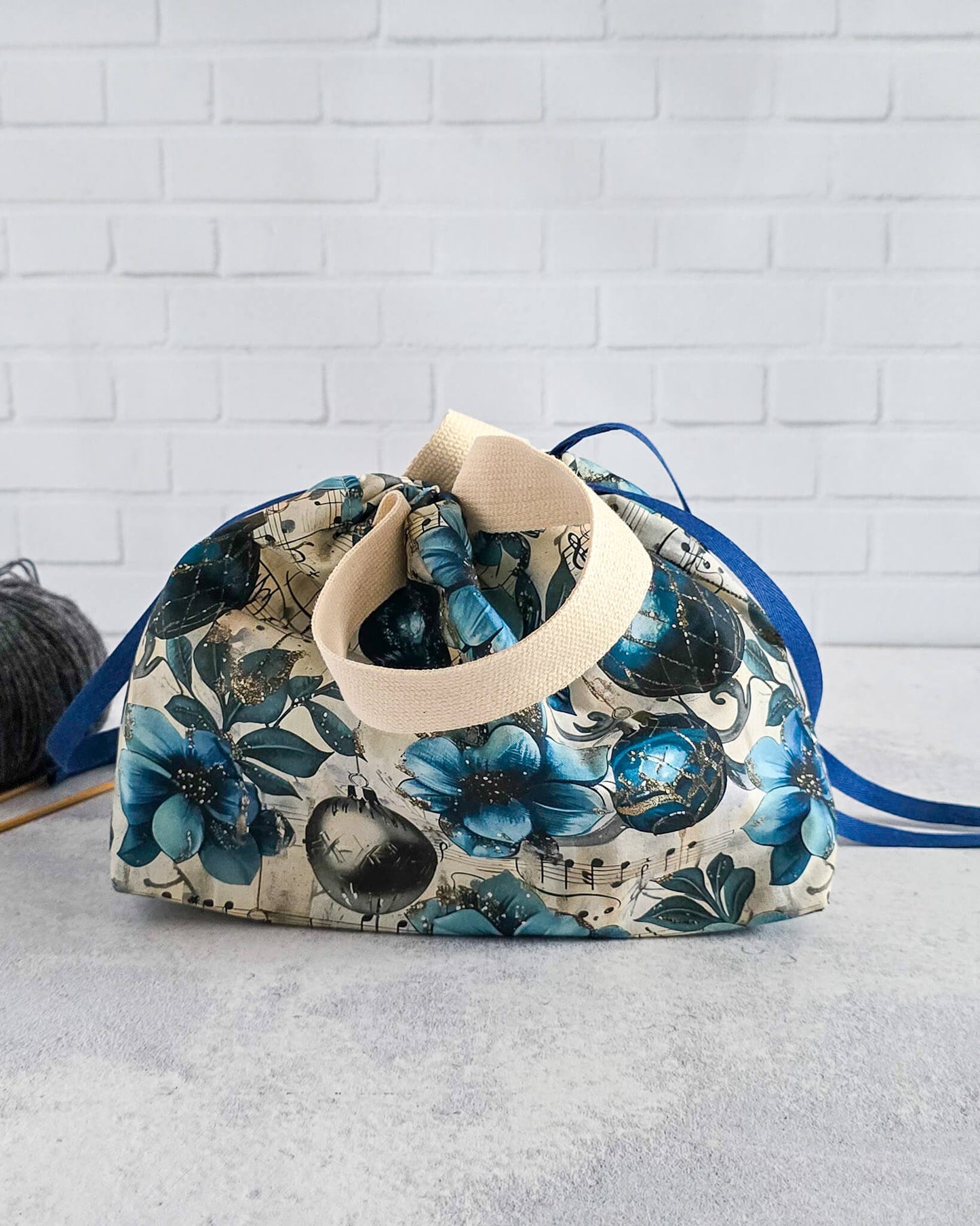 Projekttasche für Socken und kleine Tücher mit Winterblumen - handgenäht in Bayern von Nadelmikado