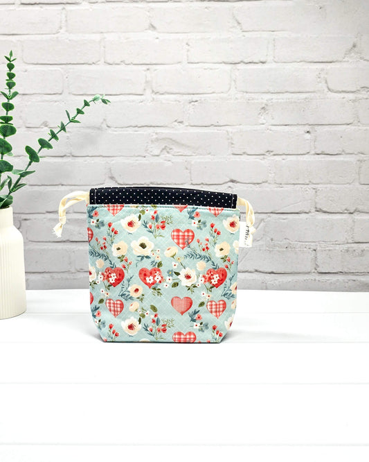 Projekttasche XS Tindra Heart Garden mit Herz- und Blumenmuster auf hellblauem Stoff - handgenäht in Bayern von Nadelmikado