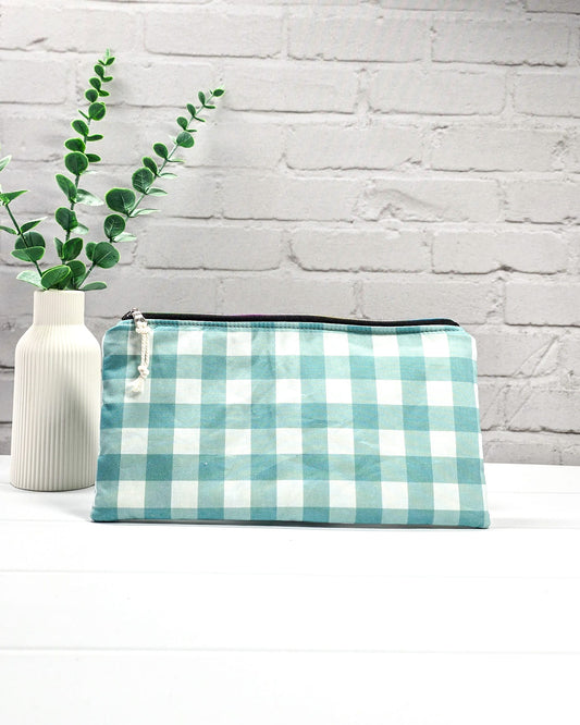 Längliche Tasche mit buntem Reißverschluss, hellem Kordel-Zipper und klassischem Karomuster in Mintgrün und Weiß. Handgenäht in Bayern von Nadelmikado.