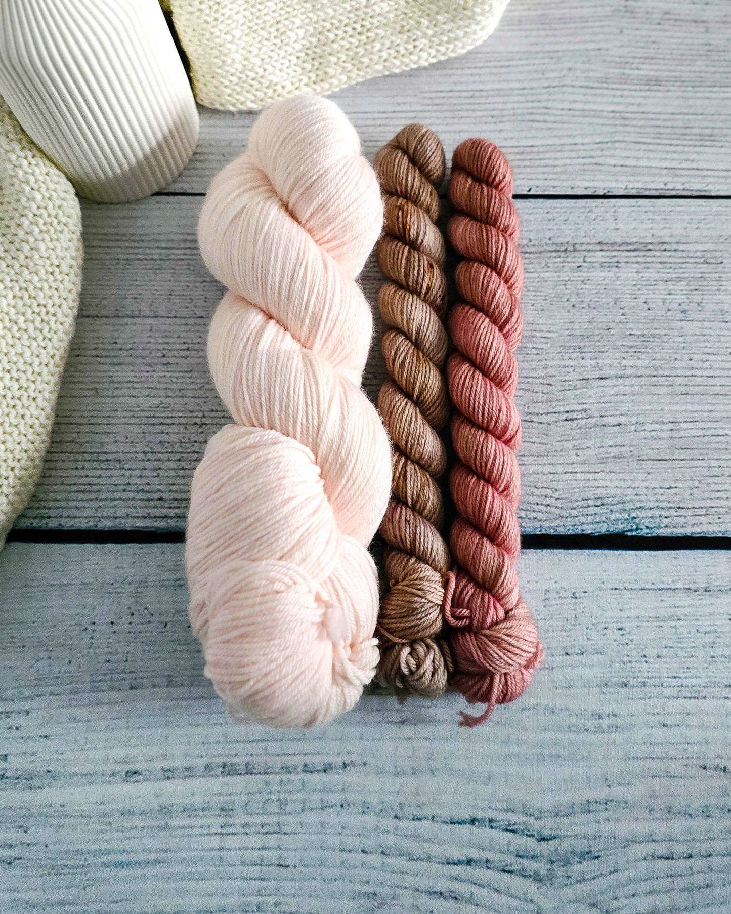 Super Sock Set Tea Roses Coral by Laurelknits – handgefärbte Sockenwolle - Nadelmikado, handgenähte Projekttaschen aus Bayern