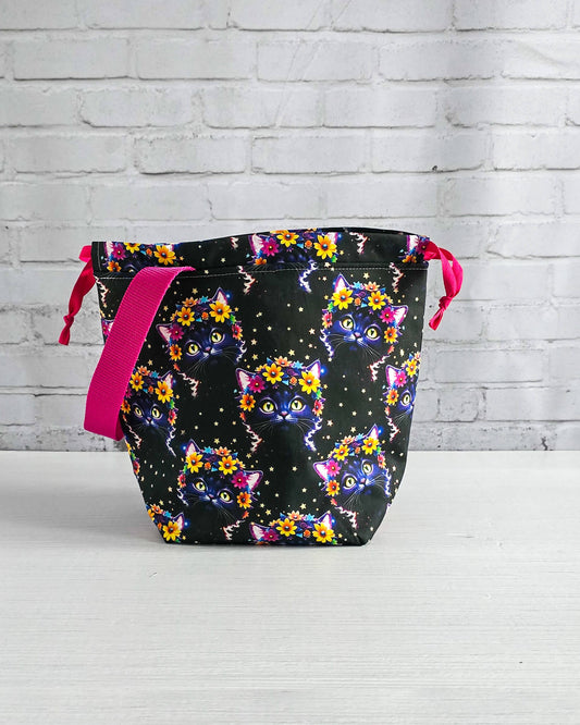 Tuva Bag M Projekttasche mit Katzenmotiv und Blumen - handgenäht in Bayern von Nadelmikado