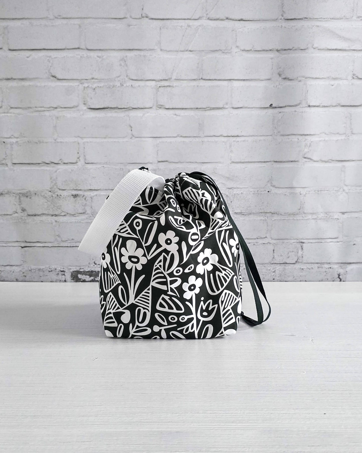 Tuva Bag M Projekttasche schwarz weiß grafisch - handgenäht in Bayern von Nadelmikado