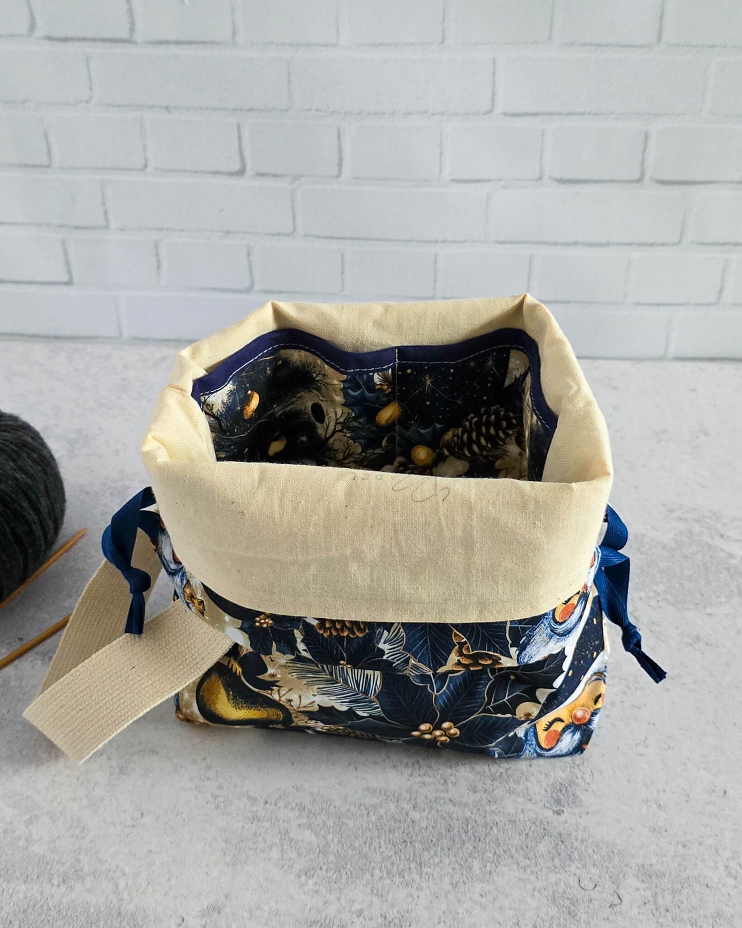 Tuva Projekttasche mit winterlichem Tassenmotiv und Kordelzug - handgenäht in Bayern von Nadelmikado