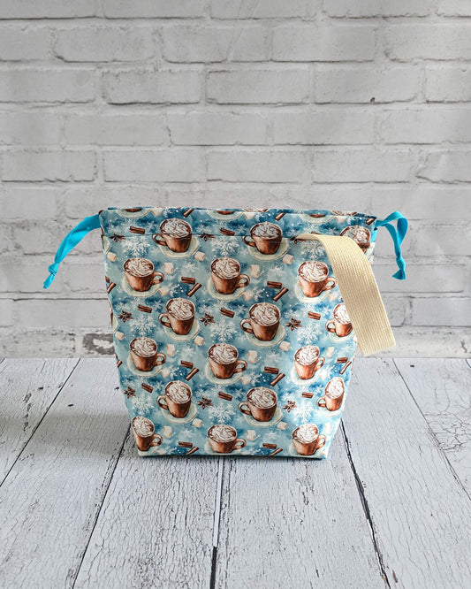 Tuva Bag Winter Cocoa Projekttasche mit Kakao-Motiv - handgenäht in Bayern von Nadelmikado