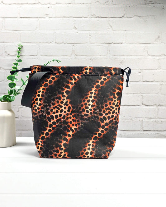 Projekttasche Tuva M Animal Print schwarz kupfer handgenäht Bayern von Nadelmikado