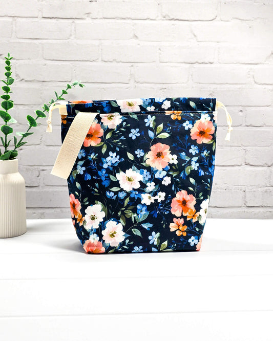 Projekttasche Tuva M Blumen dunkel handgenäht Bayern von Nadelmikado