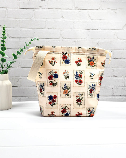 Projekttasche Tuva M Blumen Kachelmuster handgenäht Bayern von Nadelmikado