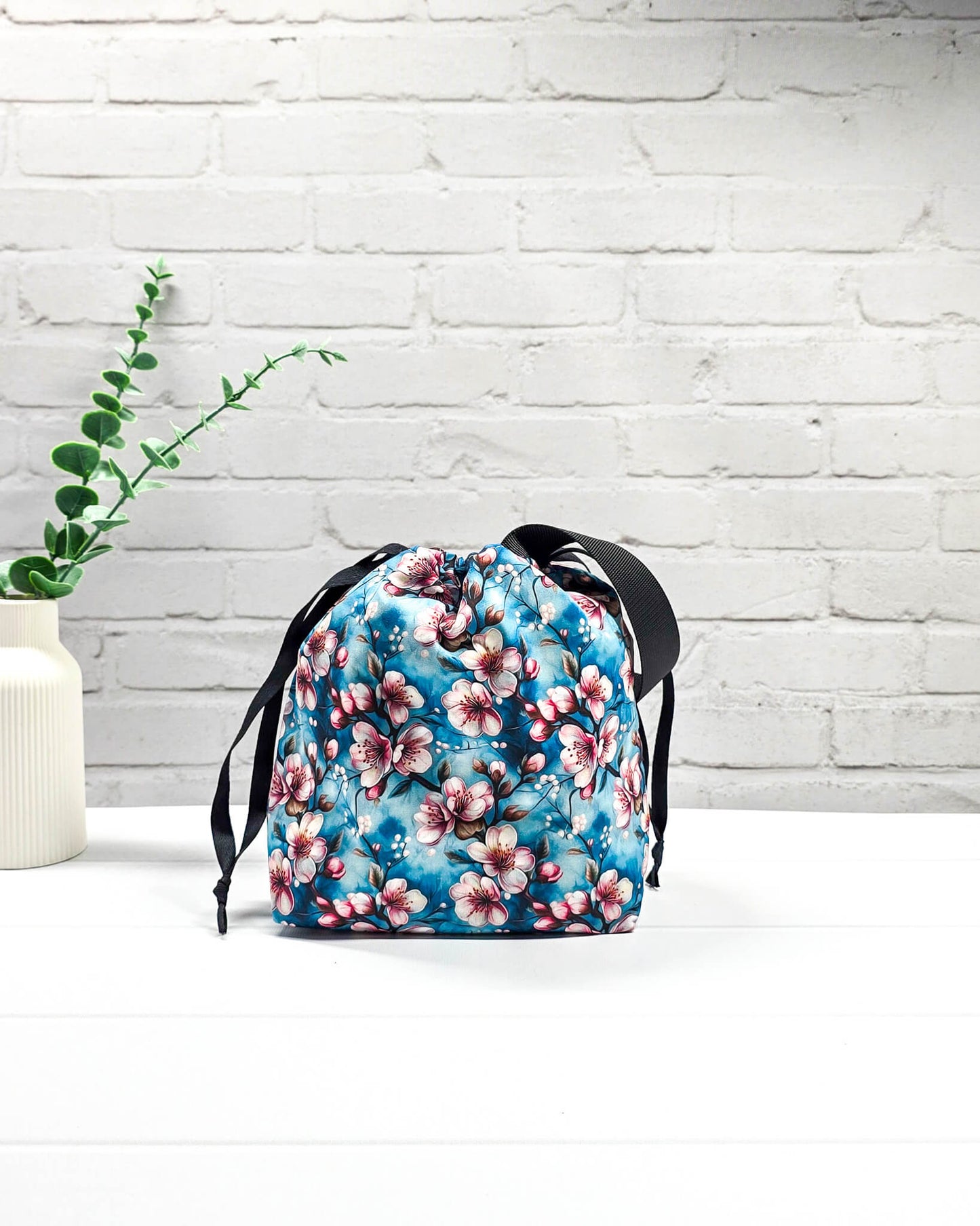 Projekttasche Tuva S Kirschblüten blau handgenäht Bayern von Nadelmikado