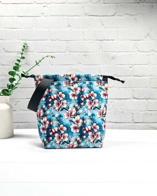 Projekttasche Tuva S Kirschblüten blau handgenäht Bayern von Nadelmikado