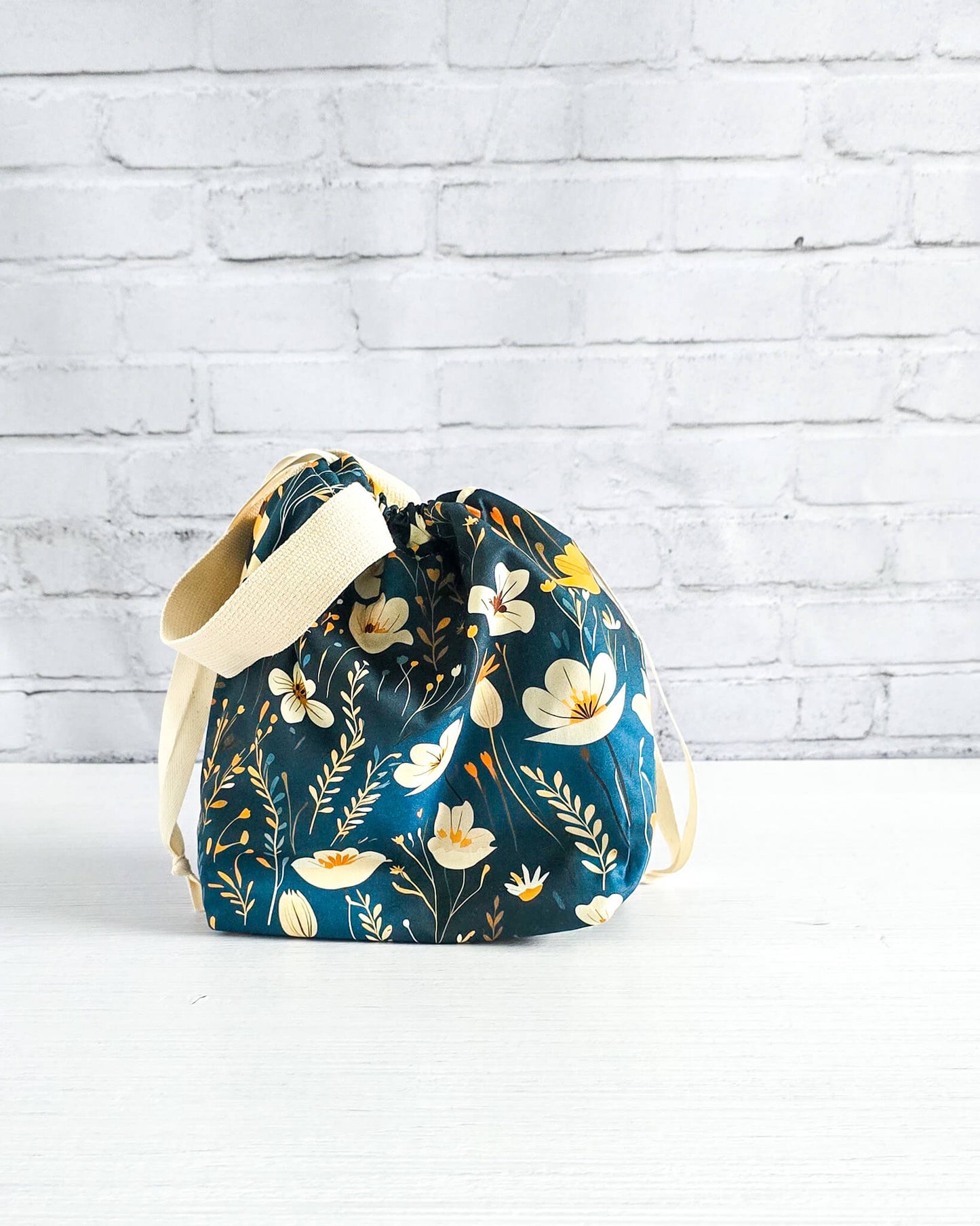 Tuva S Projekttasche Wildflower Dusk mit floralen Blüten auf tiefblauem Stoff - handgenäht in Bayern von Nadelmikado