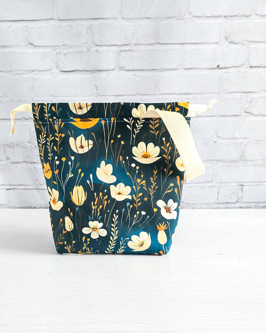 Tuva S Projekttasche Wildflower Dusk mit floralen Blüten auf tiefblauem Stoff - handgenäht in Bayern von Nadelmikado