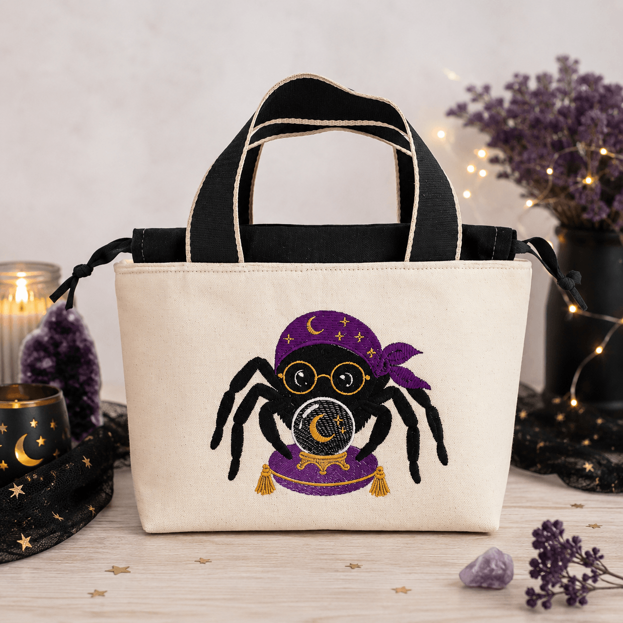 Bestickte Projekttasche mit Wahrsager-Spinne und Kristallkugel – Spooky Stitches Kollektion