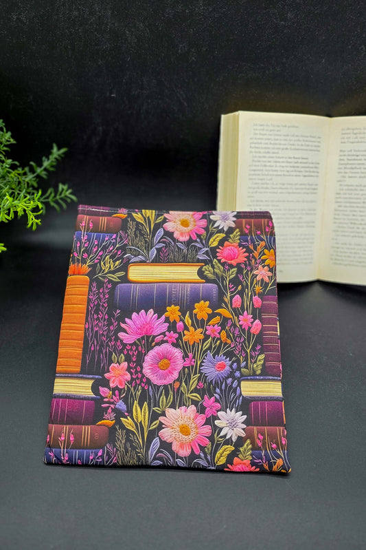 Handgemachte Buchhülle mit Blumen- und Bücherdesign – Schutz für deine Lieblingsbücher