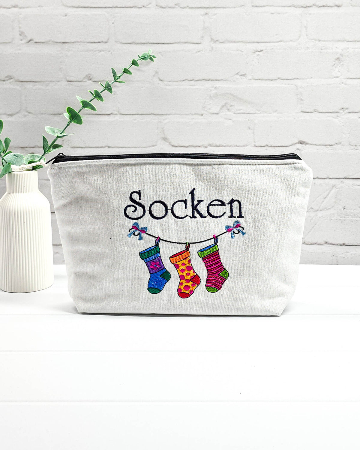 Projekttasche Isvind S Socken Stickerei mit Reißverschluss - handgenäht in Bayern von Nadelmikado