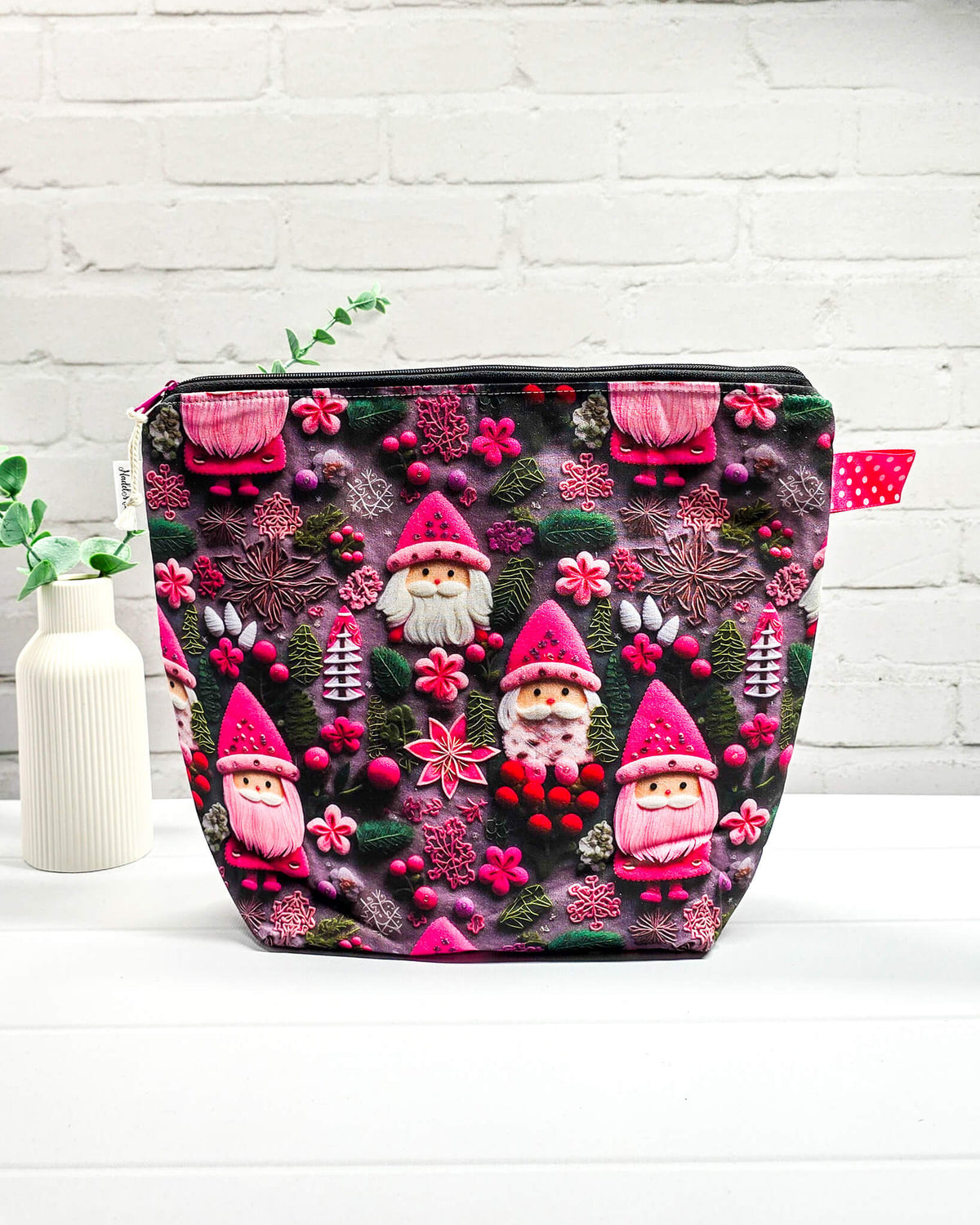 Stricktasche mit pinkfarbenen Weihnachtsmännern, Schneeflocken und Tannen. Handgenäht in Bayern von NadelMikado.