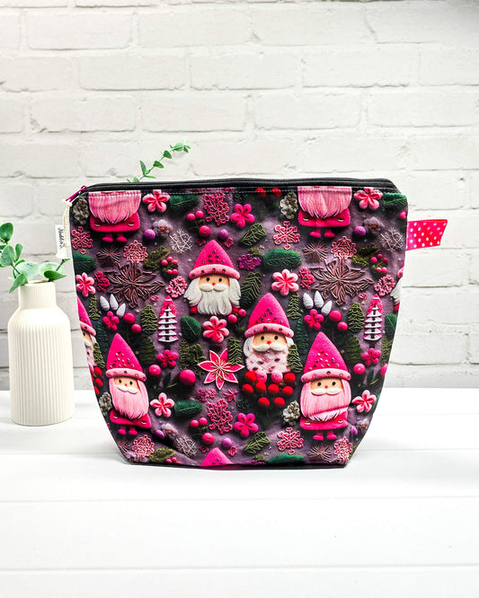 Stricktasche mit pinkfarbenen Weihnachtsmännern, Schneeflocken und Tannen. Handgenäht in Bayern von NadelMikado.