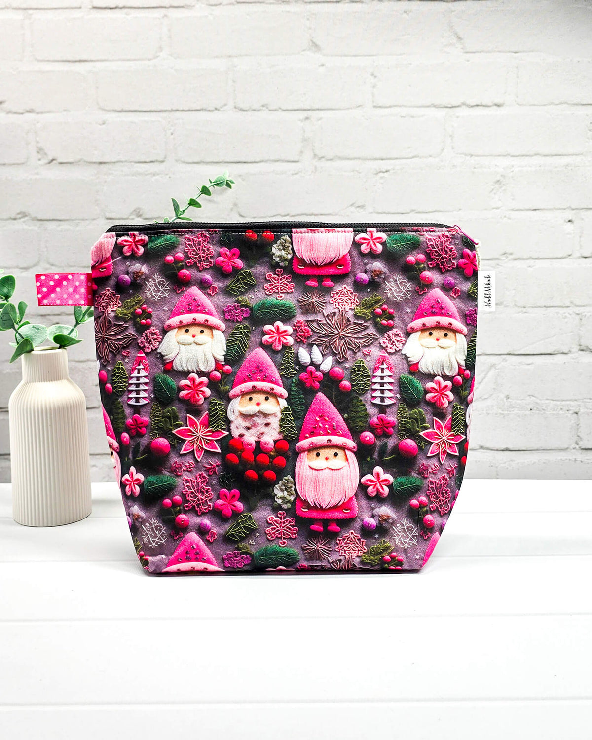 Stricktasche mit pinkfarbenen Weihnachtsmännern, Schneeflocken und Tannen. Handgenäht in Bayern von NadelMikado.