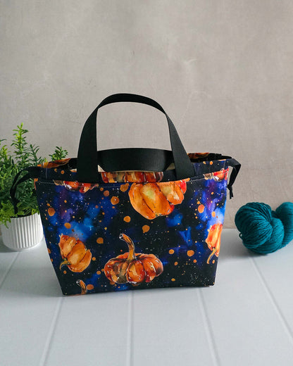 Projekttasche Cosmic Pumpkin – Kürbisse im Galaxie-Design