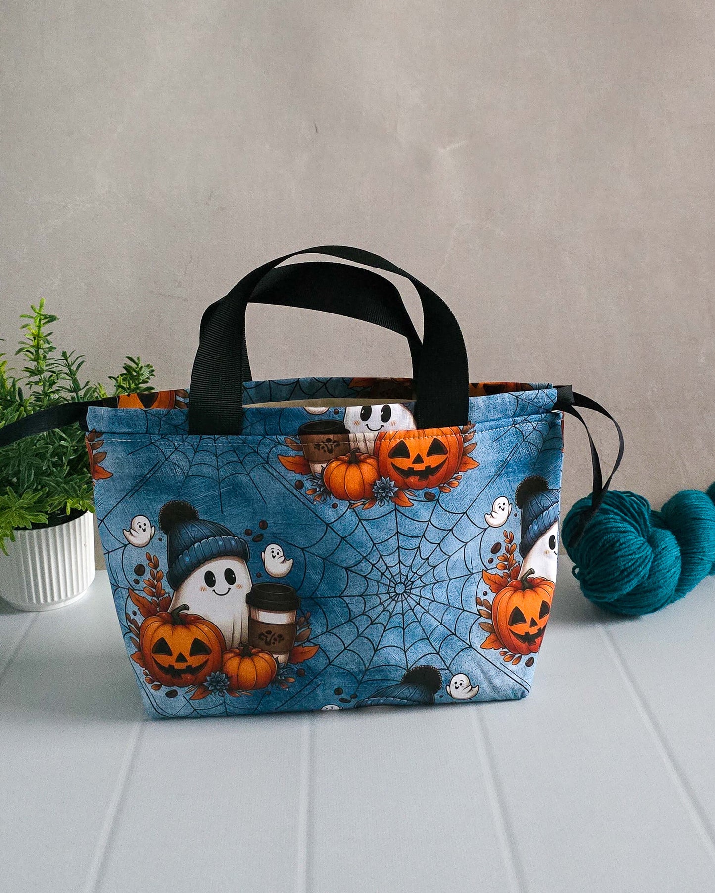 Projekttasche Cozy Ghost – Geist mit Mütze, Kürbissen & Coffee-to-go