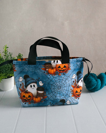 Projekttasche Cozy Ghost – Geist mit Mütze, Kürbissen & Coffee-to-go
