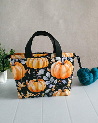 Projekttasche Golden Pumpkin – Kürbisse & Herbstblätter auf Schwarz