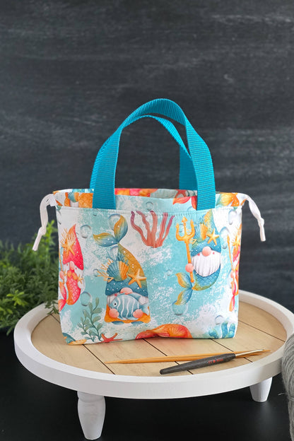 Stricktasche im Meerjungfrau-Stil mit Volumenvlies-Fütterung und detailverliebtem Baumwollstoff
