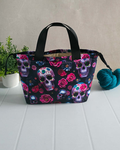 Projekttasche Sugar Skull – Totenköpfe & Rosen im Día-de-los-Muertos-Stil