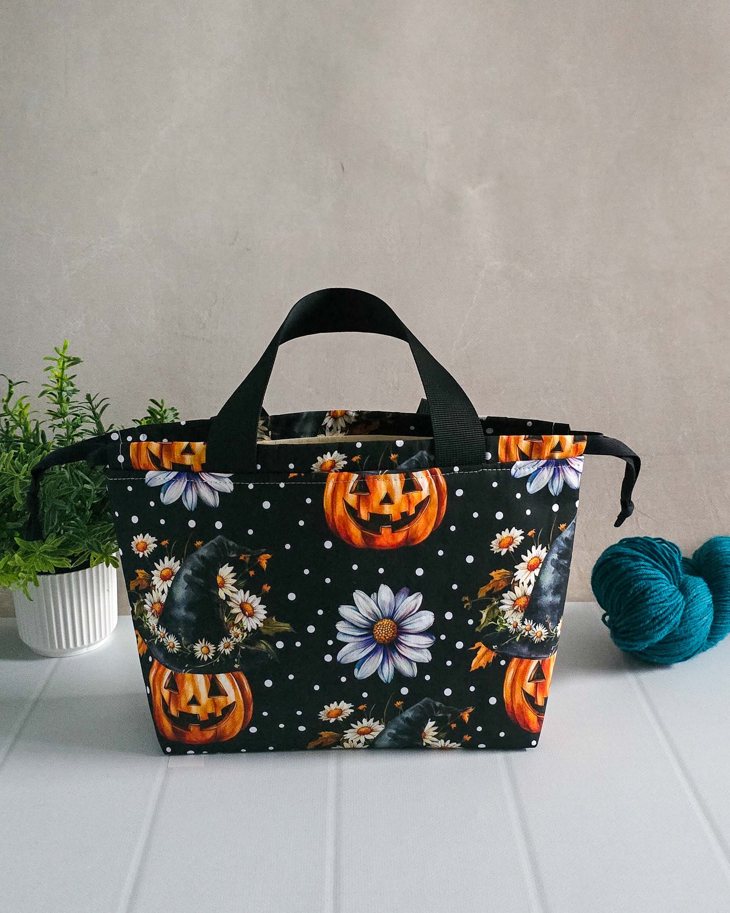Projekttasche Witchy Bloom – Kürbisse, Hexenhut & Gänseblümchen