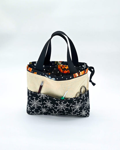 Alva Bag Pumpkin Magic – Projekttasche mit Kürbissen, Blüten und Hexenhüten, handgenäht in Bayern von Nadelmikado