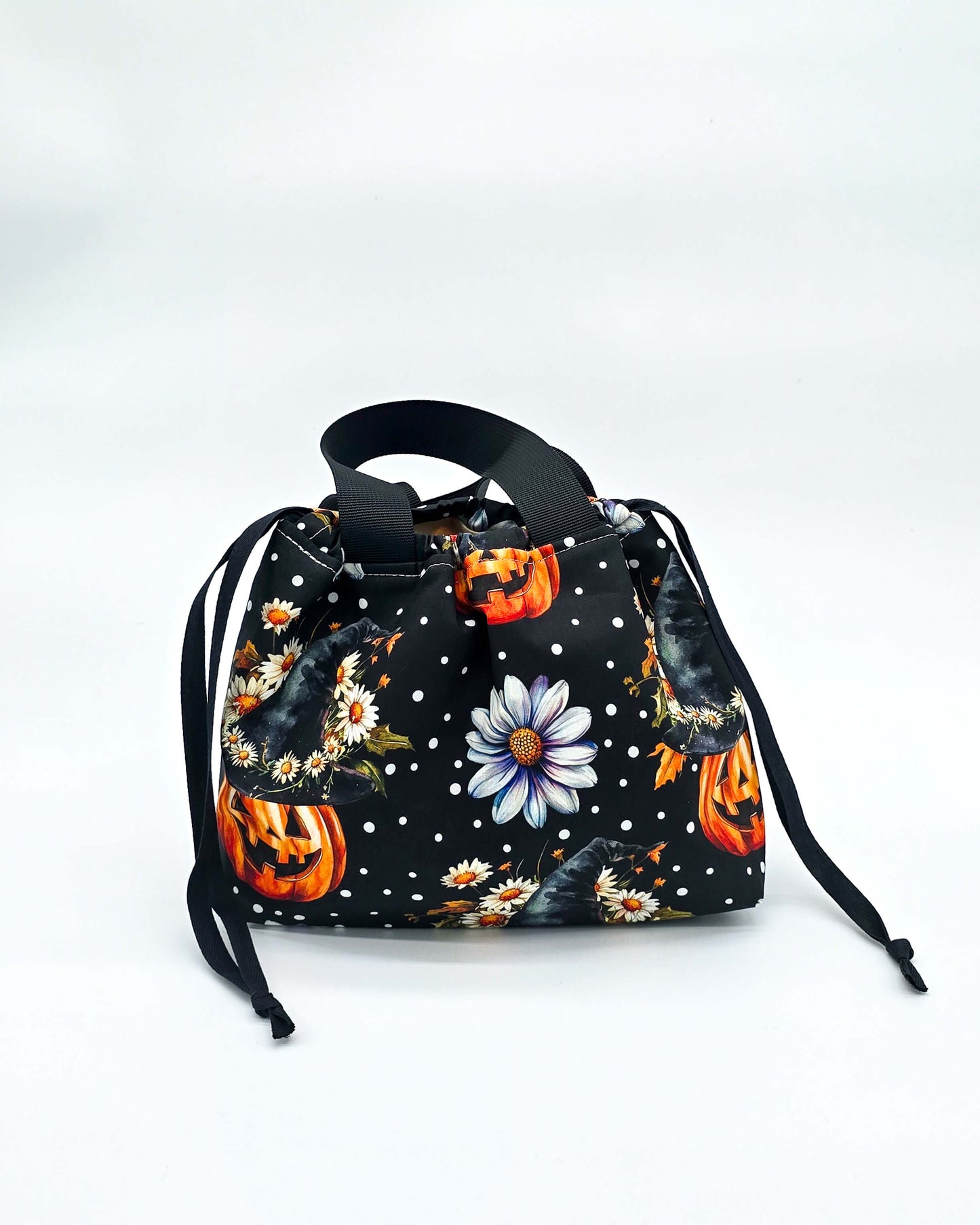 Alva Bag Pumpkin Magic – Projekttasche mit Kürbissen, Blüten und Hexenhüten, handgenäht in Bayern von Nadelmikado