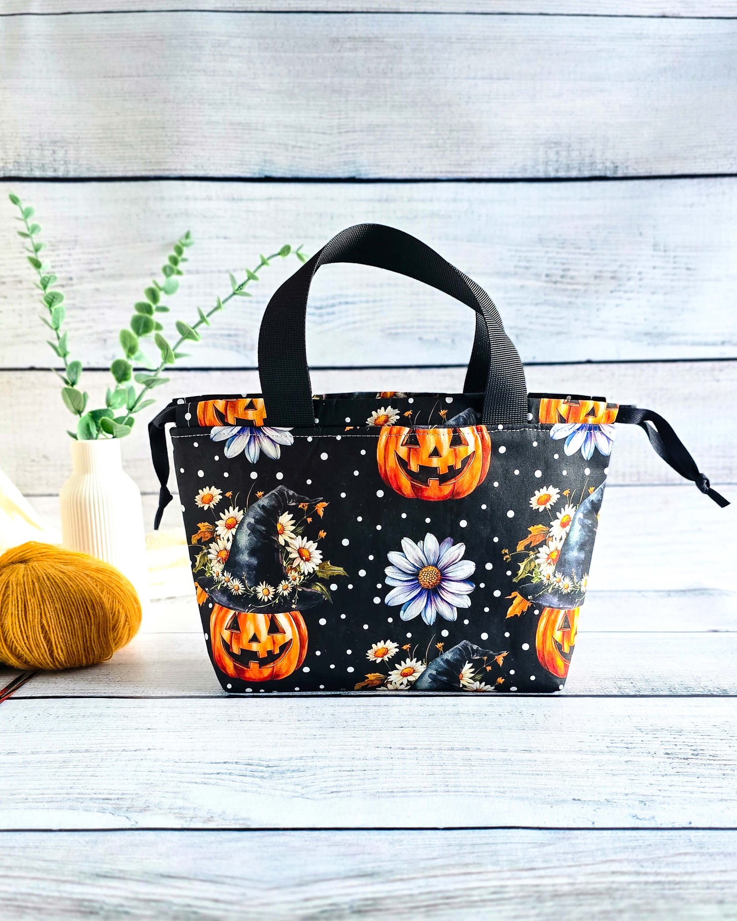 Alva Bag Pumpkin Magic – Projekttasche mit Kürbissen, Blüten und Hexenhüten, handgenäht in Bayern von Nadelmikado