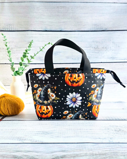 Alva Bag Pumpkin Magic – Projekttasche mit Kürbissen, Blüten und Hexenhüten, handgenäht in Bayern von Nadelmikado