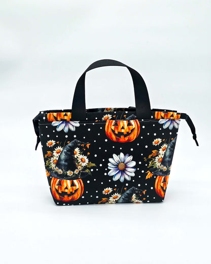 Alva Bag Pumpkin Magic – Projekttasche mit Kürbissen, Blüten und Hexenhüten, handgenäht in Bayern von Nadelmikado