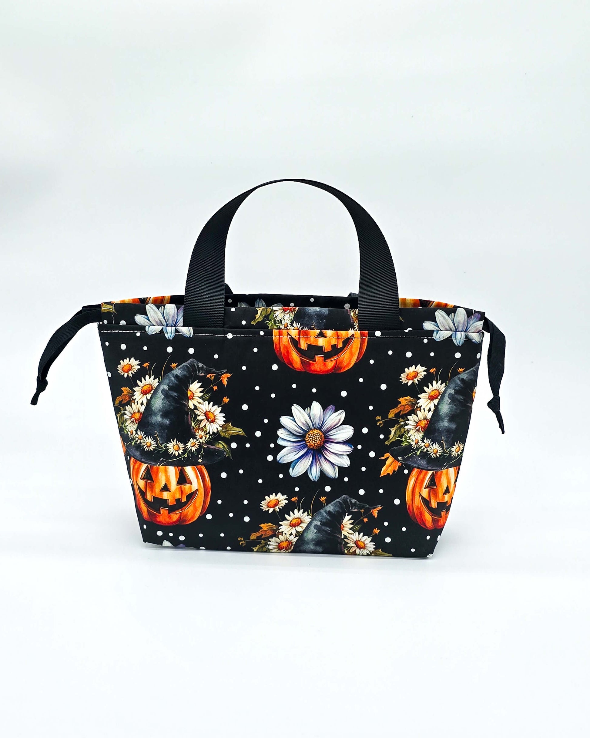 Alva Bag Pumpkin Magic – Projekttasche mit Kürbissen, Blüten und Hexenhüten, handgenäht in Bayern von Nadelmikado