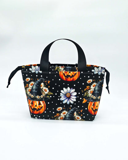 Alva Bag Pumpkin Magic – Projekttasche mit Kürbissen, Blüten und Hexenhüten, handgenäht in Bayern von Nadelmikado