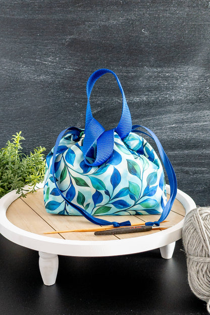 Field Bag im modernen Design, fotografiert im natürlichen Licht vor dunklem Hintergrund.