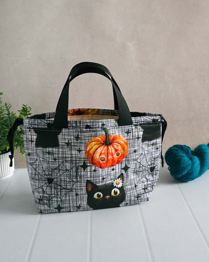 Projekttasche Black Cat & Pumpkin – Katze, Kürbis & Spinnennetz