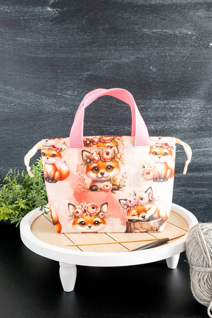Seitliche Perspektive der rosa Stricktasche mit entzückendem Fuchs-Muster und stabilen Nähten.