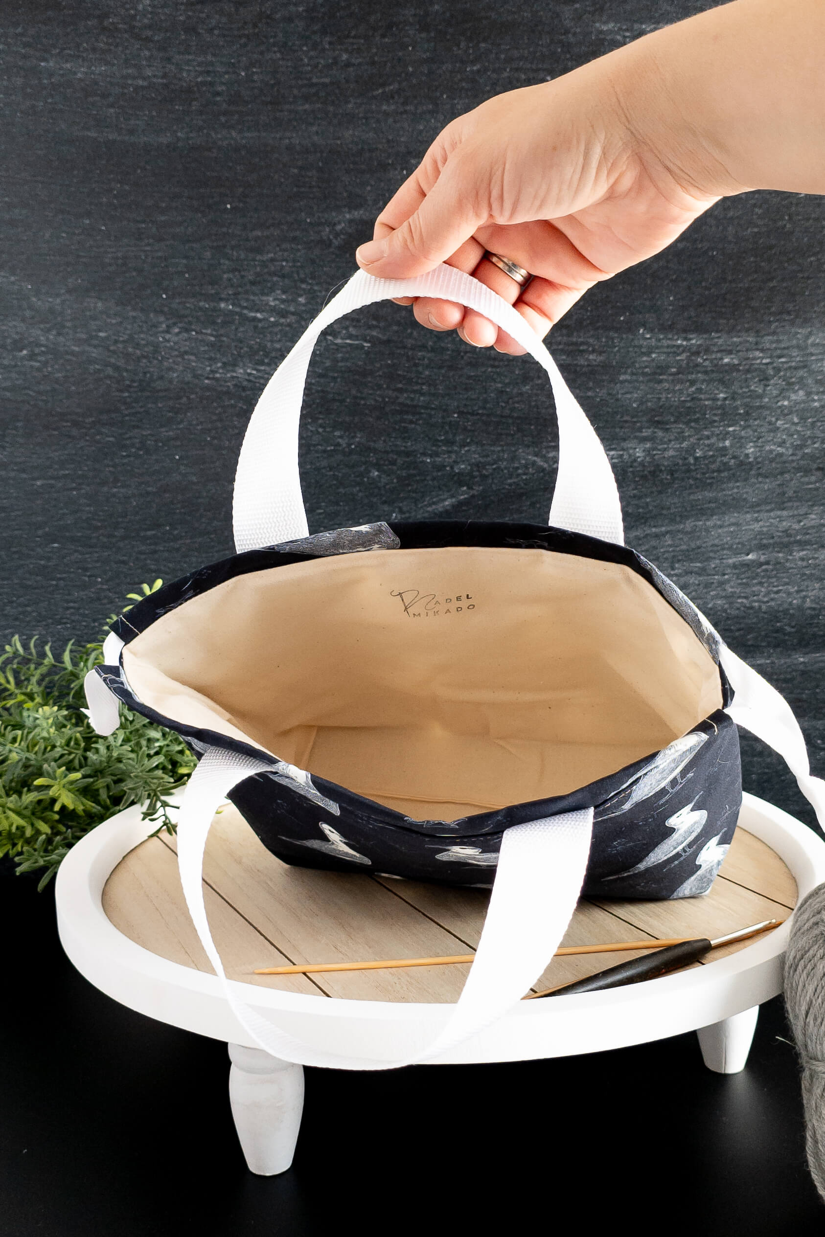 Innenansicht der gefütterten Stricktasche mit weichem Volumenvlies für optimalen Projektschutz