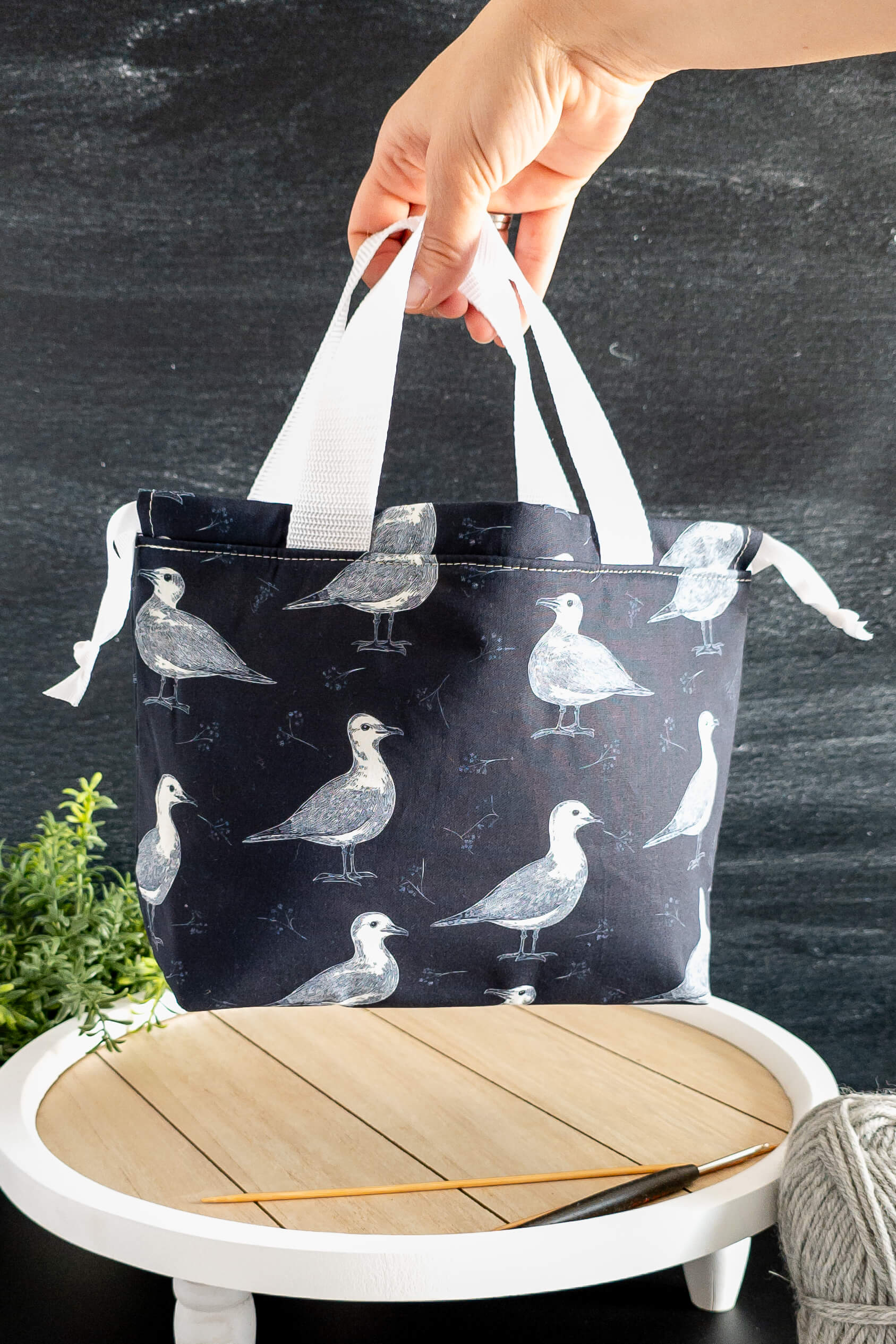 Die Field Bag Küstenbrise im Einsatz mit Wolle und Nadeln – ideal zum Socken stricken