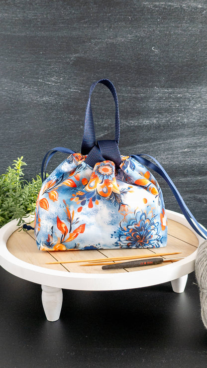 Detailaufnahme der handgenähten Projekttasche mit gegenläufigem Kordelzug und kräftigem Blumenprint
