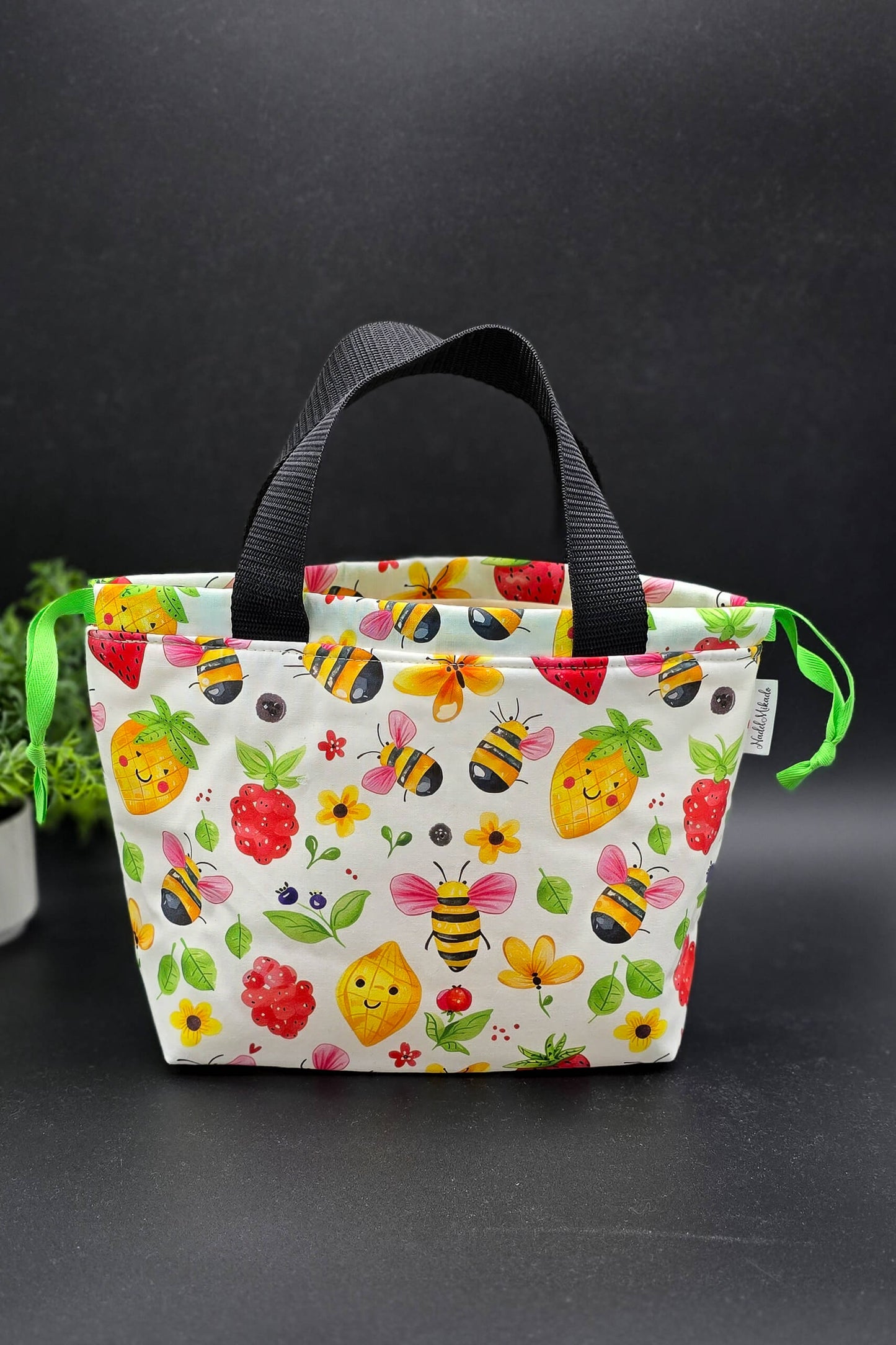 Field Bag mit buntem Bienen-Print, handgenäht und perfekt als Projekttasche für Socken Stricken