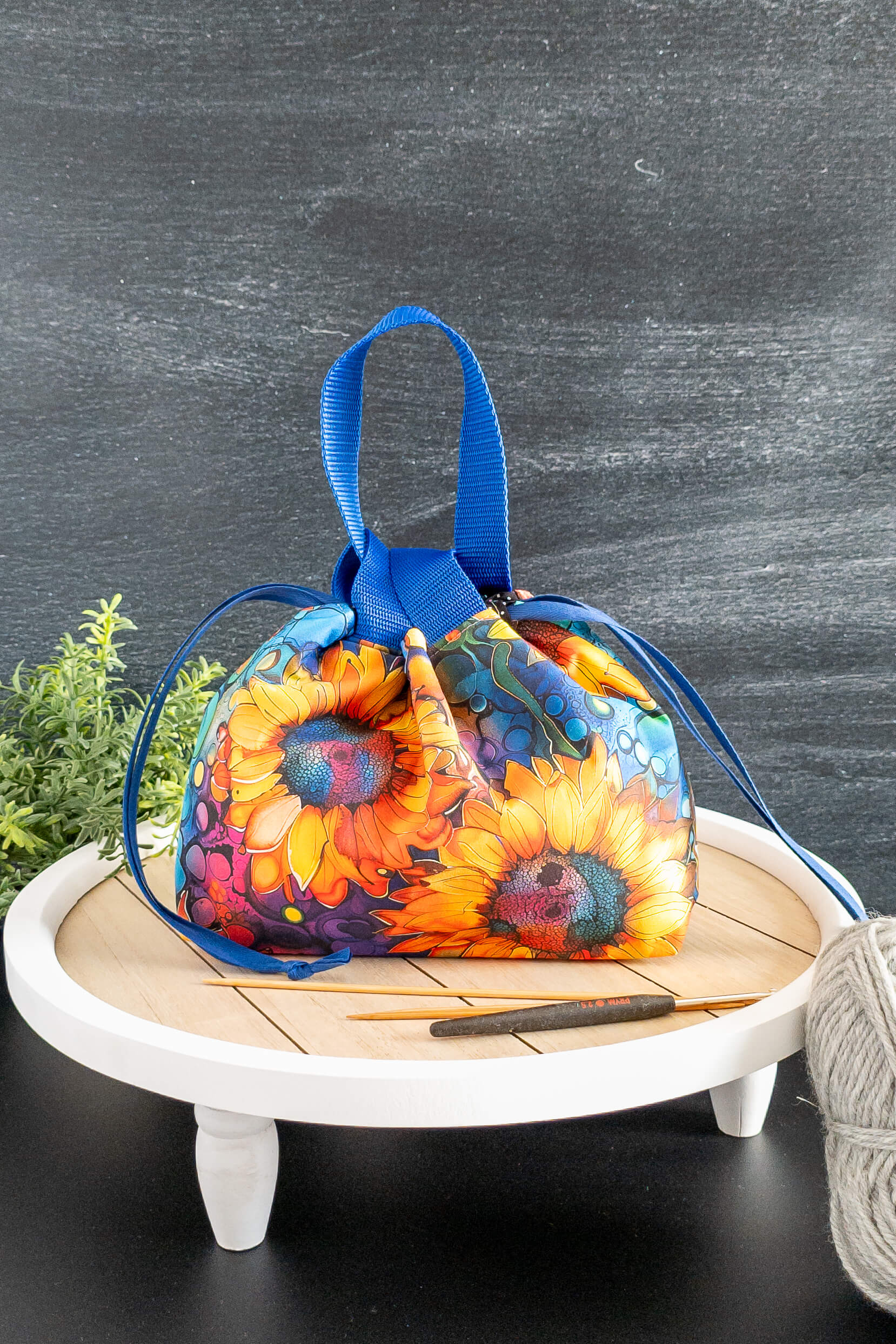 Detailansicht der Stricktasche Alva Bag mit blauer Trageschlaufe und Kordelzugverschluss