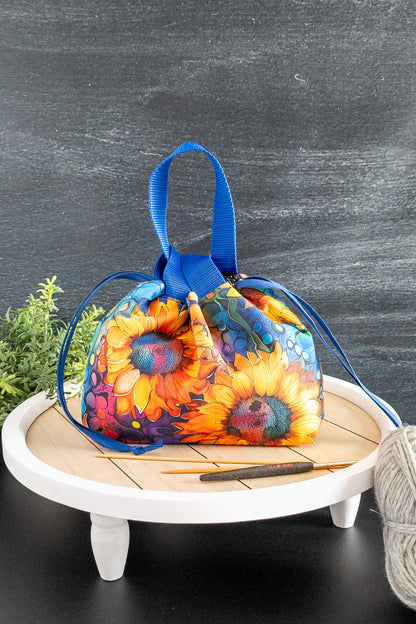 Detailansicht der Stricktasche Alva Bag mit blauer Trageschlaufe und Kordelzugverschluss