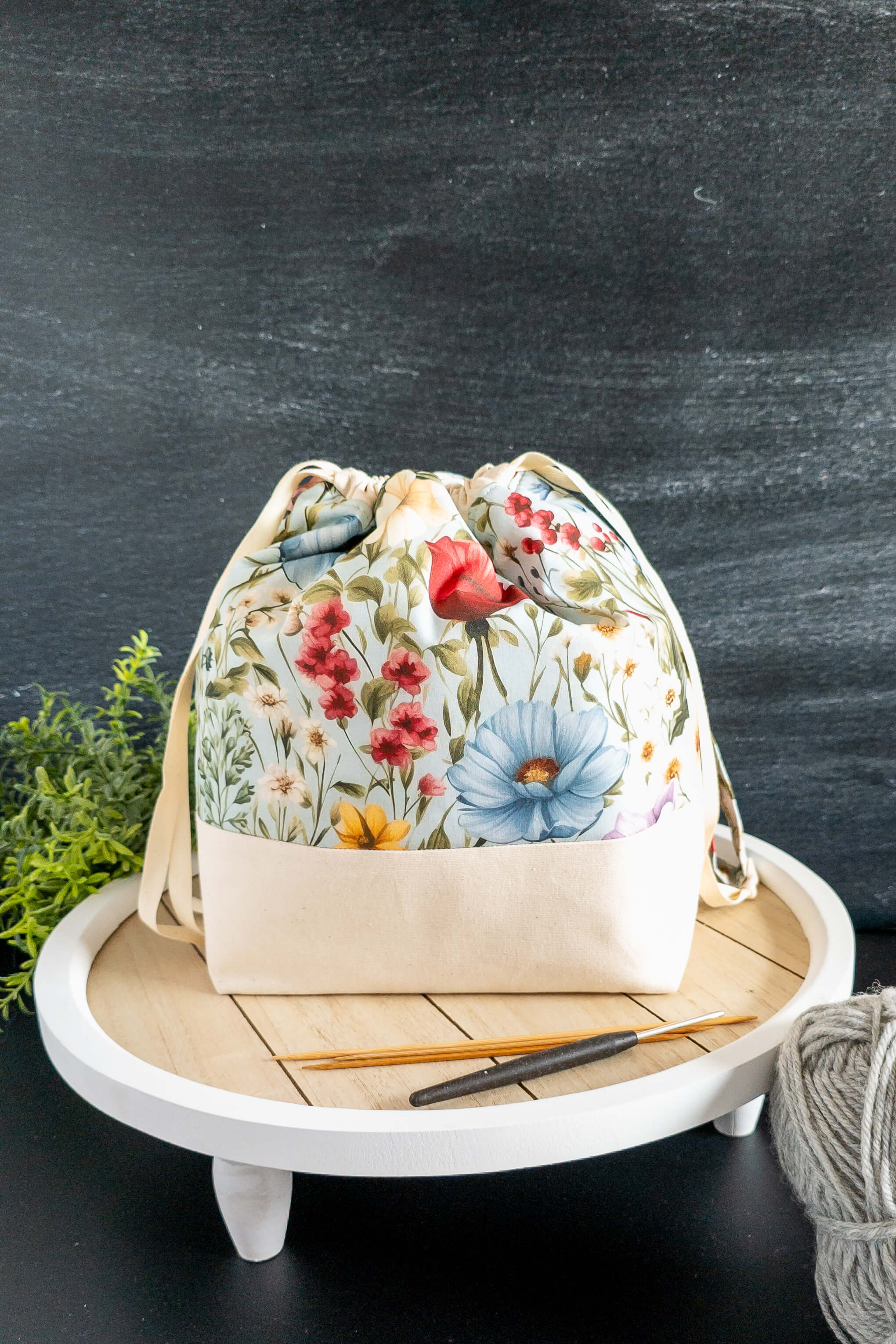 Rückseite der Tasche zeigt glatten Baumwollstoff in Beige mit weicher Struktur