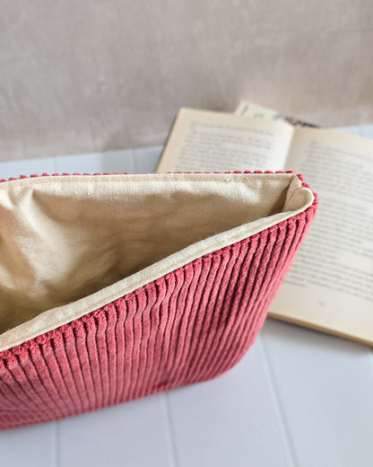 Old Rose Buchhülle mit geöffnetem Buch und Deko 