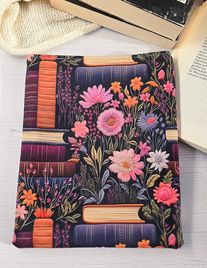 Handgemachte Buchhülle mit floralen Blumen und Bücherdesign.