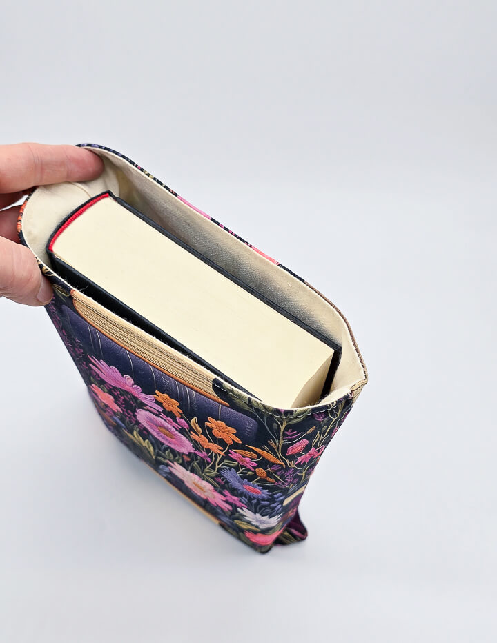 Buchhülle im floralen Design, ideal für Hardcover-Bücher bis 500 Seiten.