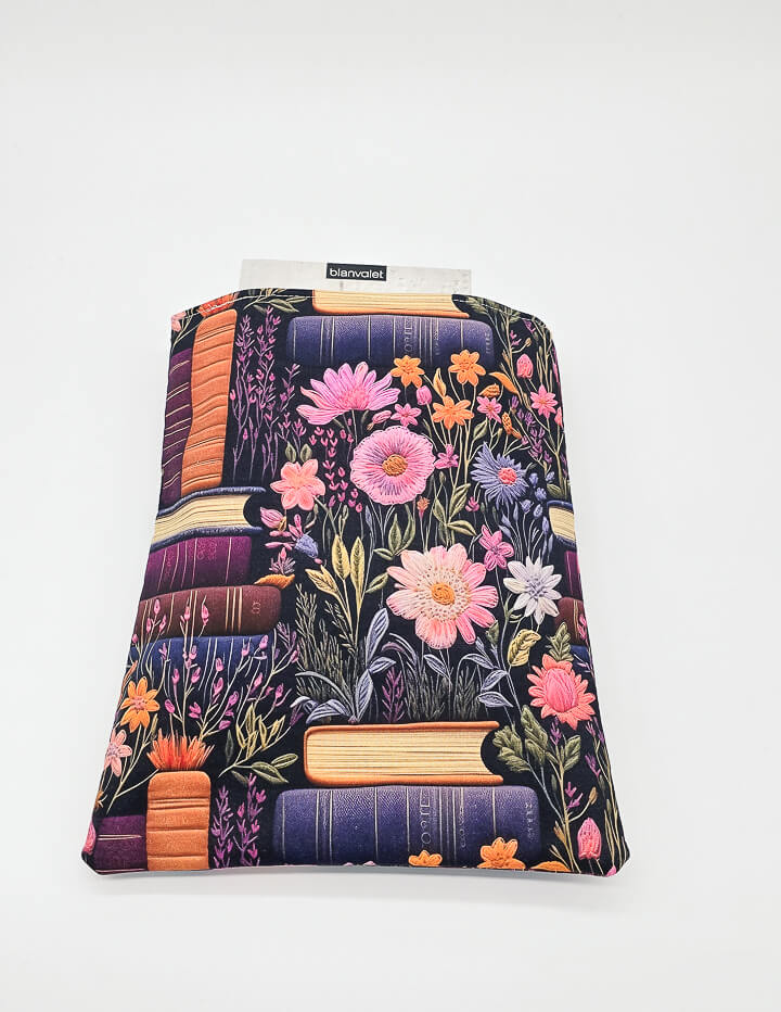 Buchhülle in Floraldesign, passend für Taschenbücher bis 600 Seiten.